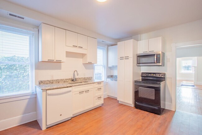 Building Photo - Wonderful Updated TownHouse in the Heart of Middletown - On Main St