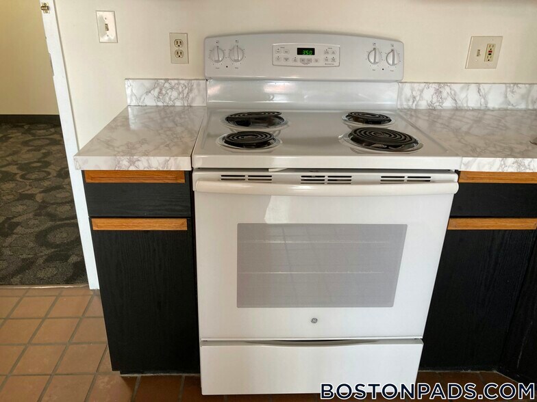 Building Photo - 81 Essex St