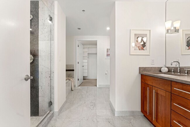 Building Photo - Gorgeous 2 bed, 3 bath Condo w/ 2 Car Gara...