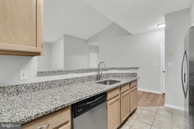 Building Photo - 1701 Lake Shore Crest Dr