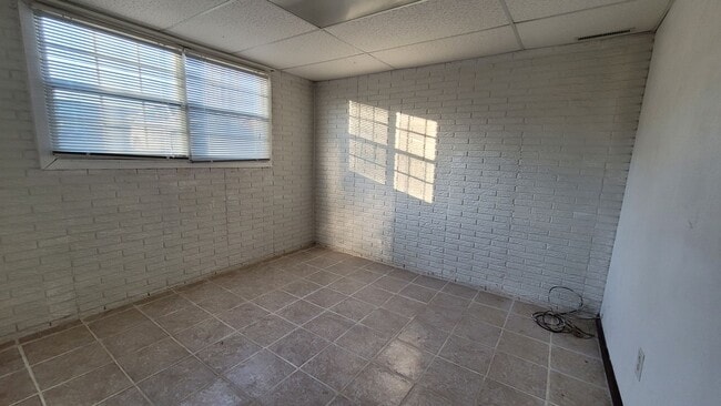 Building Photo - 4 bedroom 2 bath home in great SW location!