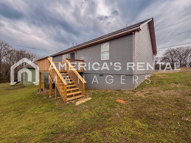 Building Photo - Updated Three Bedroom Two Bath Rental!