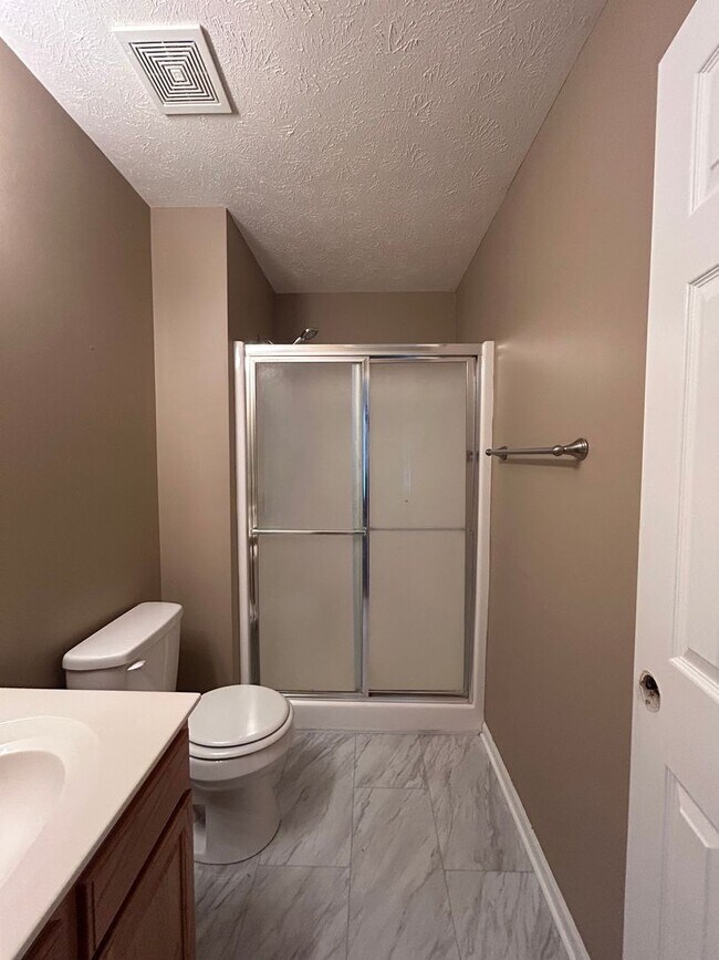 Building Photo - Spacious Split Level Living in Millard with a Backyard You’ll Love