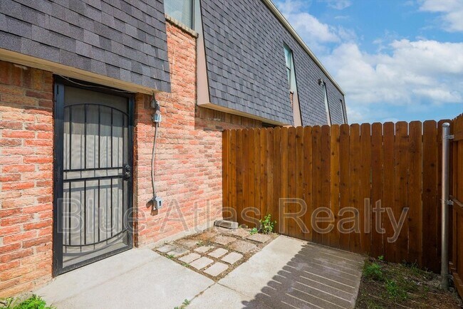 Building Photo - 406 Noble Ave