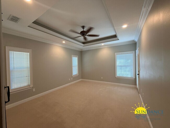 Building Photo - 213 Golf Course Dr