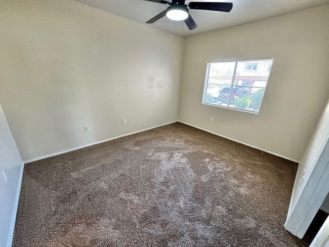 Building Photo - **BEAUTIFUL 3 BEDROOM, 2 BATHROOM DOWNSTAI...