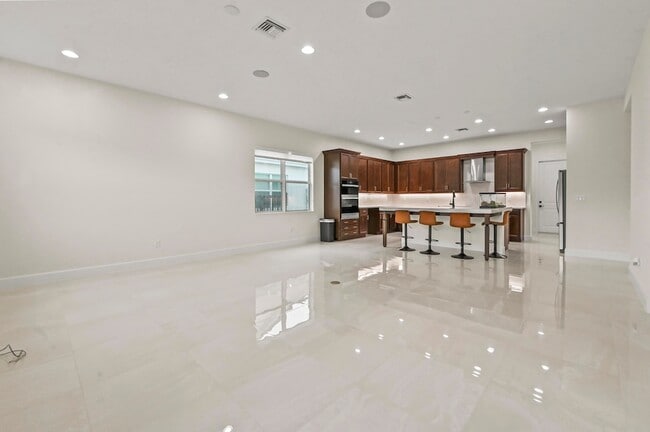 Building Photo - 15030 Wildwood Cir