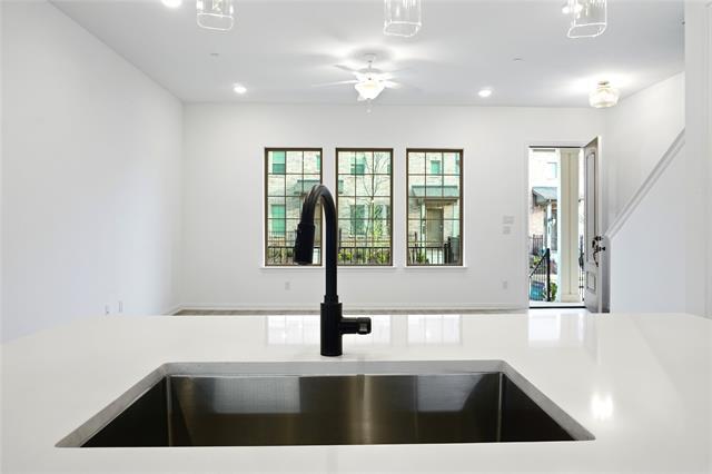 Building Photo - 631 Redwood Wy