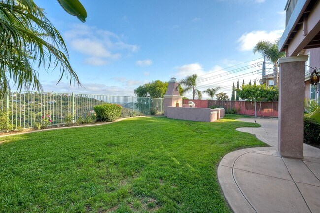 Building Photo - Executive Home with Views!