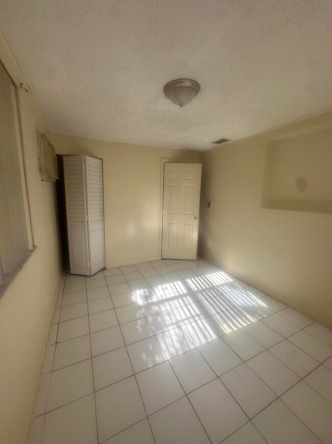 Building Photo - 5725 NW 14th Ct