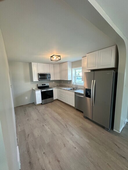 Building Photo - 617 Westridge Dr