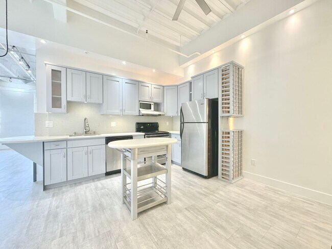 Building Photo - Top floor modern crafted spacious 1 Bed + 1 Bath