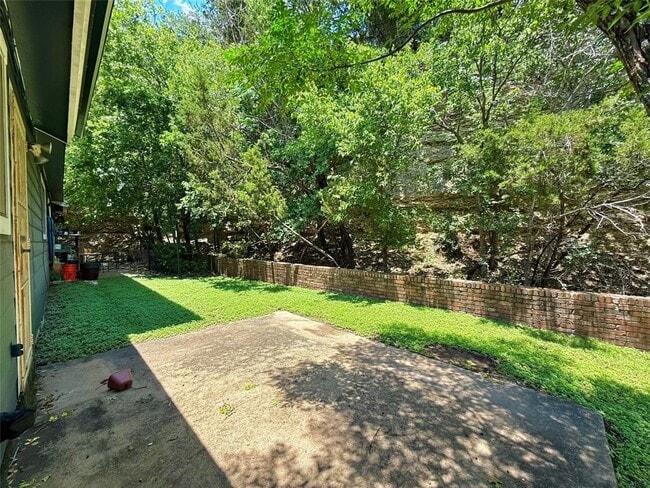 Building Photo - 3900 Knollwood Dr