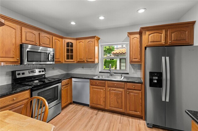 Building Photo - 3018 Coconut Grove Dr