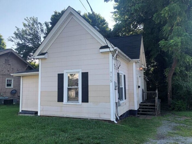 Building Photo - UNCG area with 3 bedrooms and 1 bath, Cent...