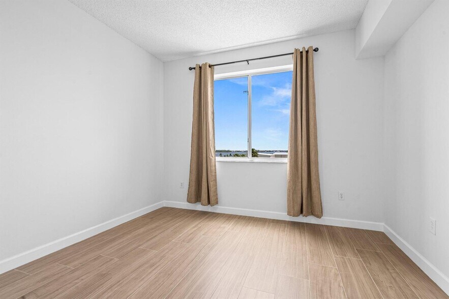 Building Photo - 1000 Scotia Dr