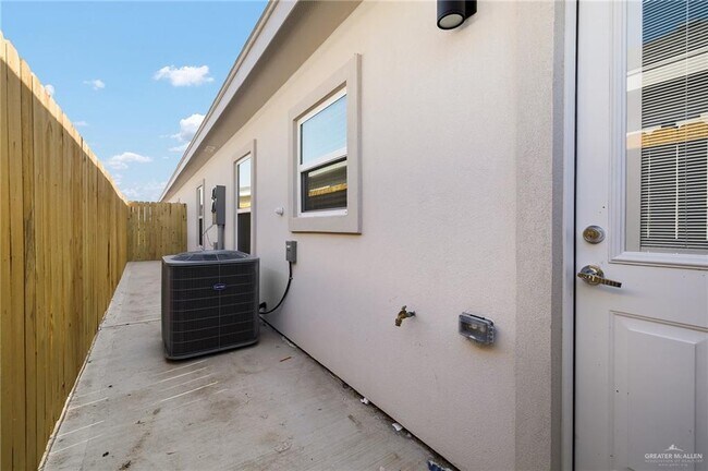 Building Photo - 17 Beverly Ave