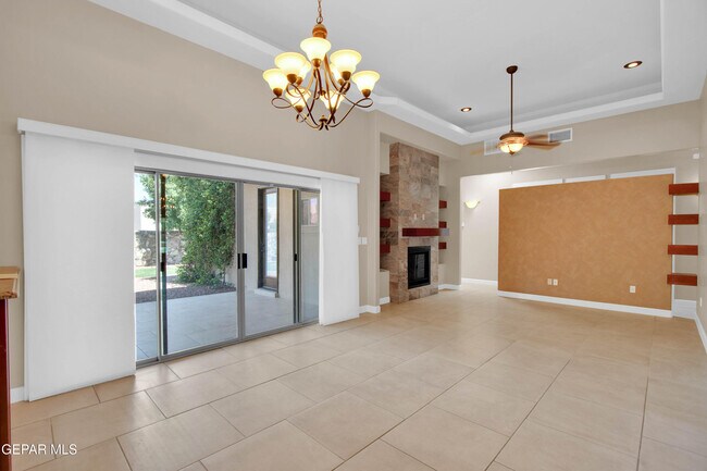 Building Photo - 5648 Valley Oak Dr