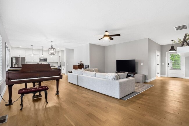Building Photo - Beautiful 3 Bedroom Home w/ Flex Room!