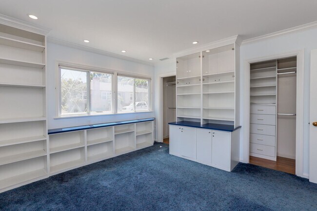 Building Photo - 4 Bed / 3 Bath Burlingame home near excell...
