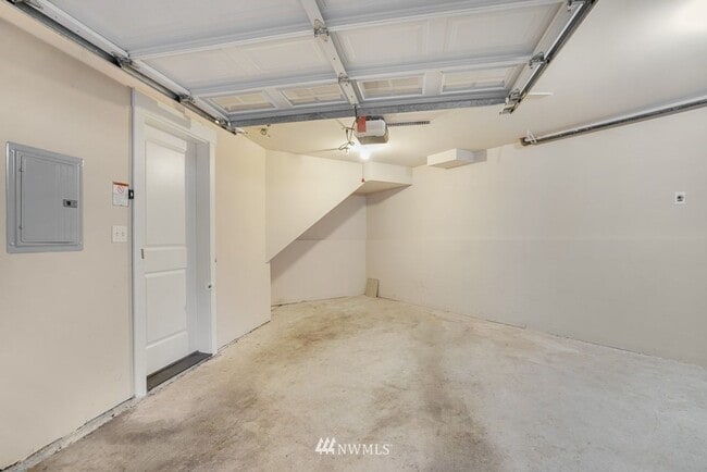 Building Photo - Large 2-Bedroom Northgate Townhome