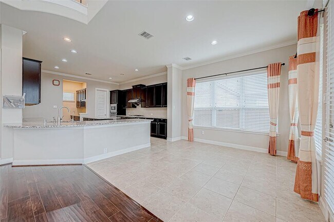 Building Photo - 25719 Oakwood Knoll Dr