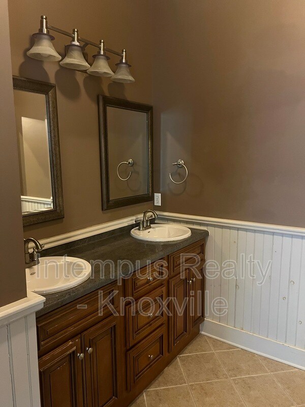 Building Photo - 229 Deaderick Ave