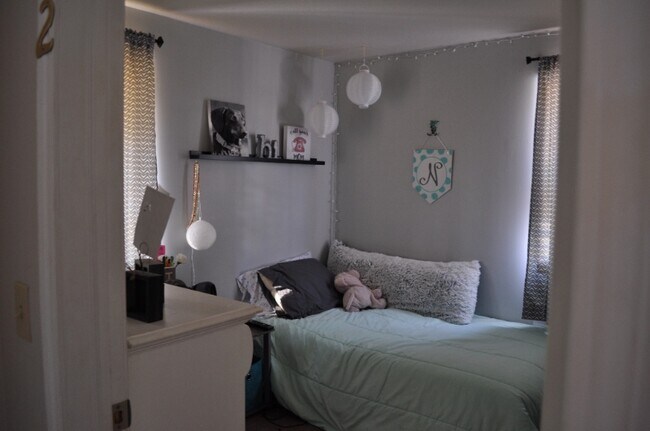 Building Photo - 204 Cherry St