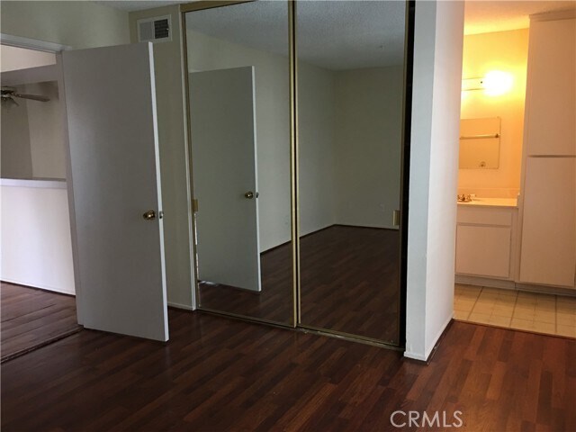 Building Photo - 2871 S Fairview St