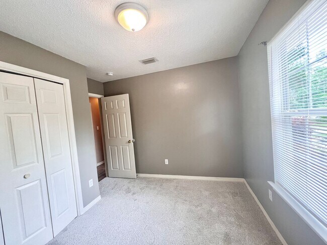 Building Photo - Charming Home - Spacious Lot Near Whiting