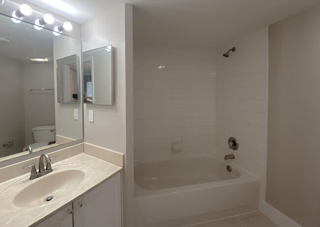 Building Photo - 1600 Crestwood Ct S