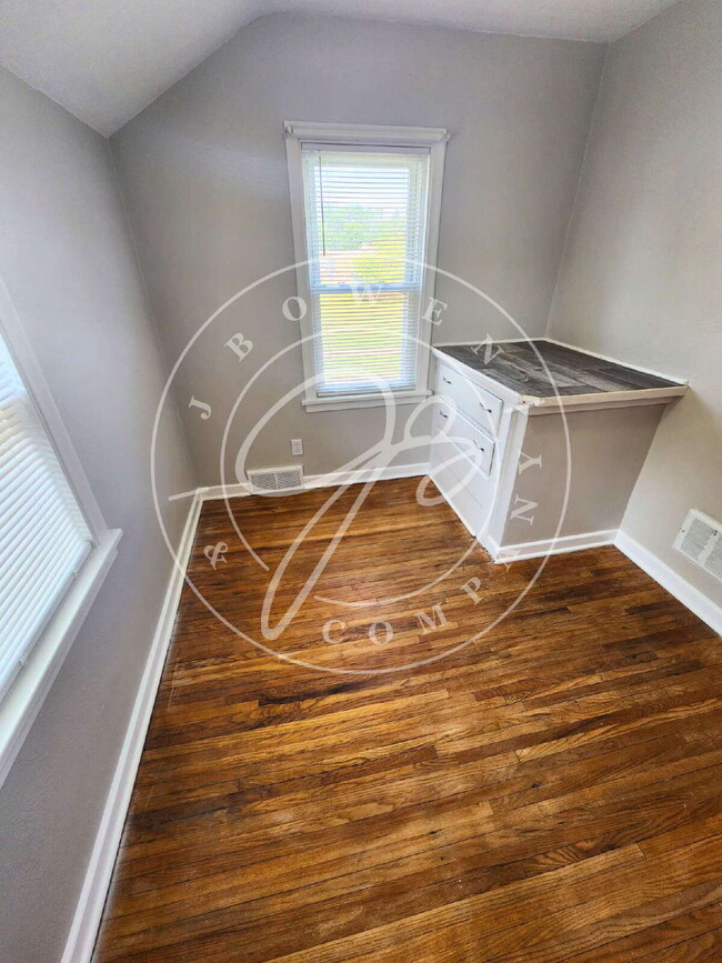 Building Photo - Move-In Ready! Spacious 4–5 Bedroom Home w...