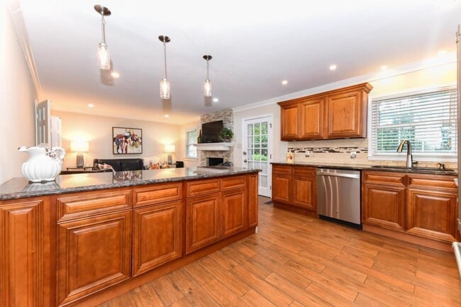 Building Photo - 4801 Sweetbriar Rd