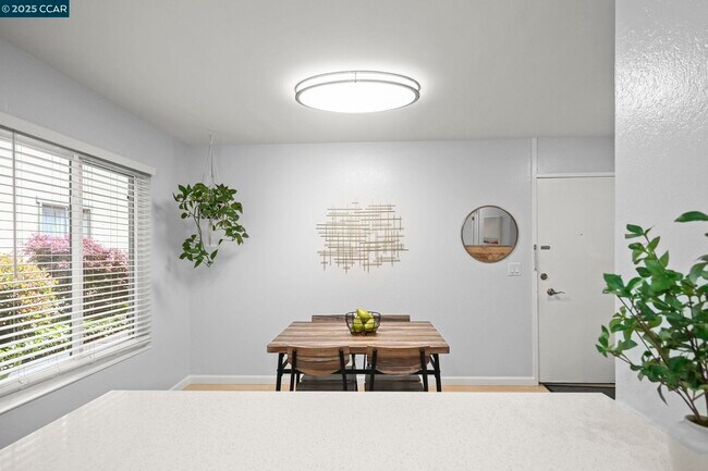 Building Photo - 2560 Walnut Blvd