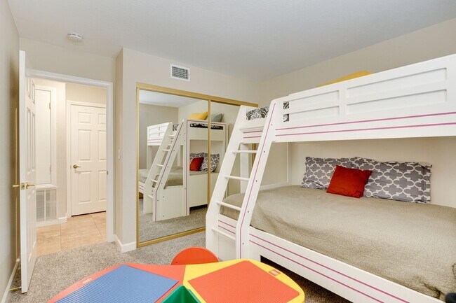 Building Photo - Beautiful Single Story Home !