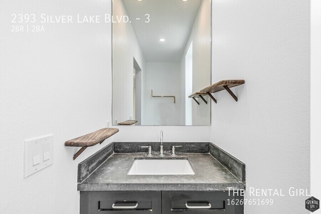 Building Photo - Spacious Silver Lake Townhome | Multi-Leve...