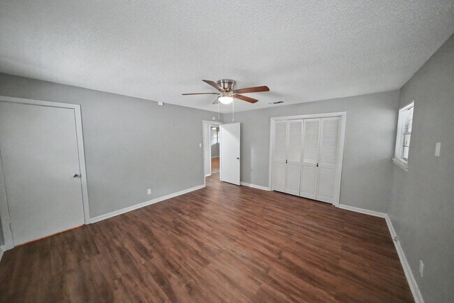 Building Photo - Classic Northeast San Antonio Gem with Two Living Areas - Realtor Commission: $500