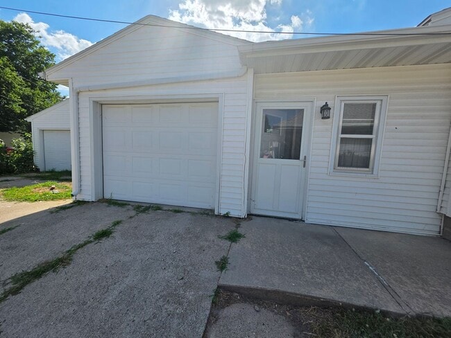 Building Photo - 1005 W Park-