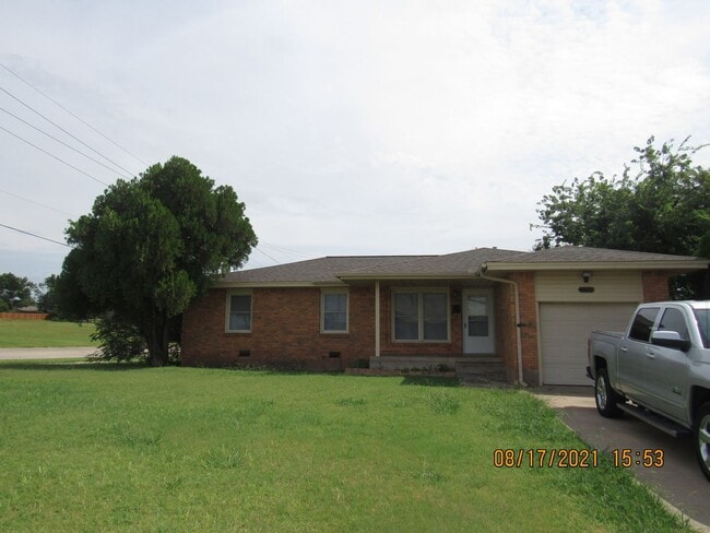 Primary Photo - Great Home located close to shopping, rest...