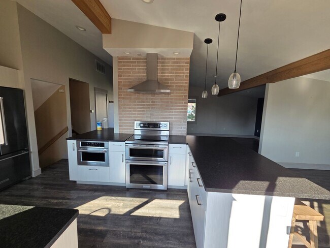 Building Photo - 3Bedroom, 2.5 Bath Mid Century Modern Home...