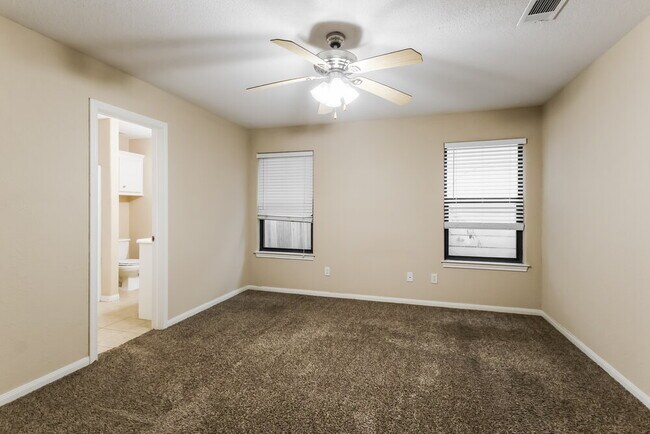 Building Photo - 131 Golfview Ct