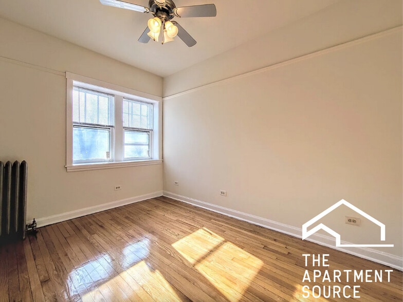 Building Photo - 820 W Waveland Ave