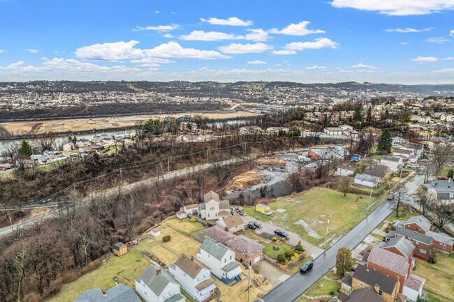 Building Photo - $200 OFF RENT FOR YOUR FIRST THREE MONTHS!...