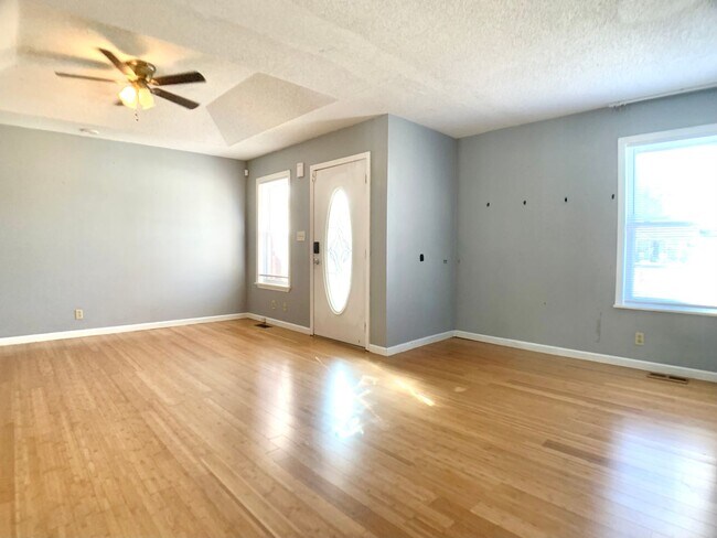 Building Photo - 3401 Oak Lawn Dr