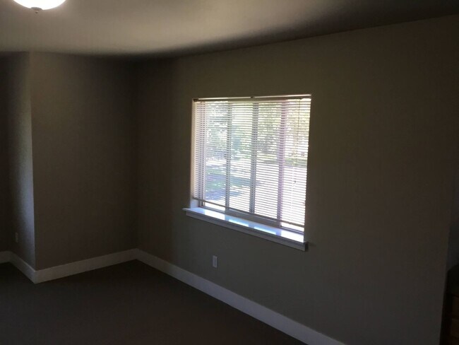 Building Photo - 5 Bedroom Duplex in University Area