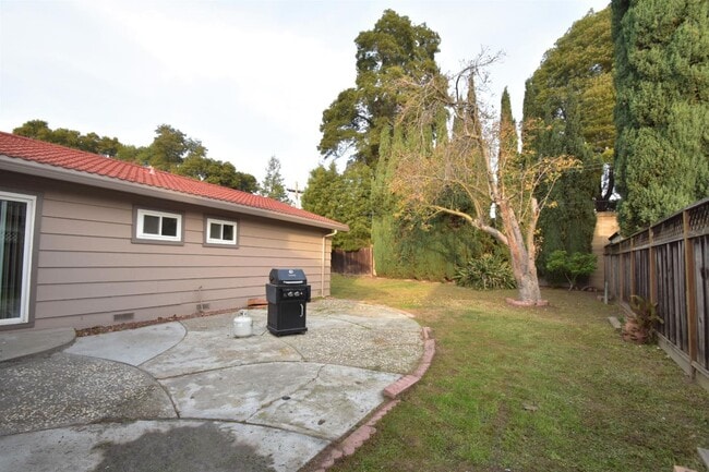 Building Photo - 2070 Sierra Wood Dr