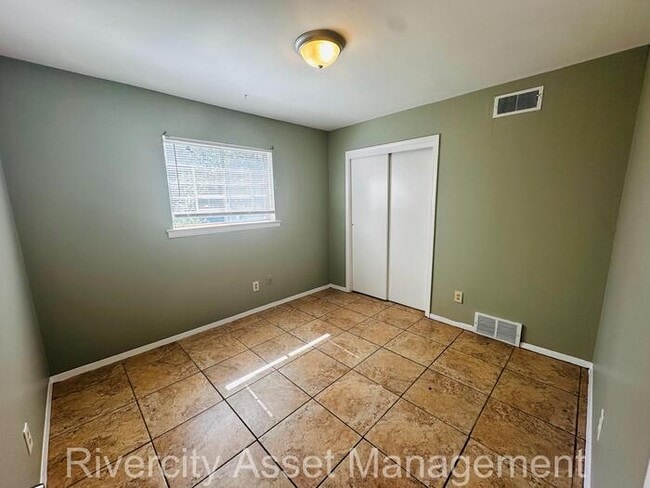 Building Photo - Charming Duplex Near University of Memphis...