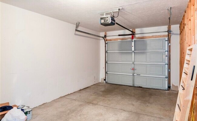 Building Photo - Crestmont 104