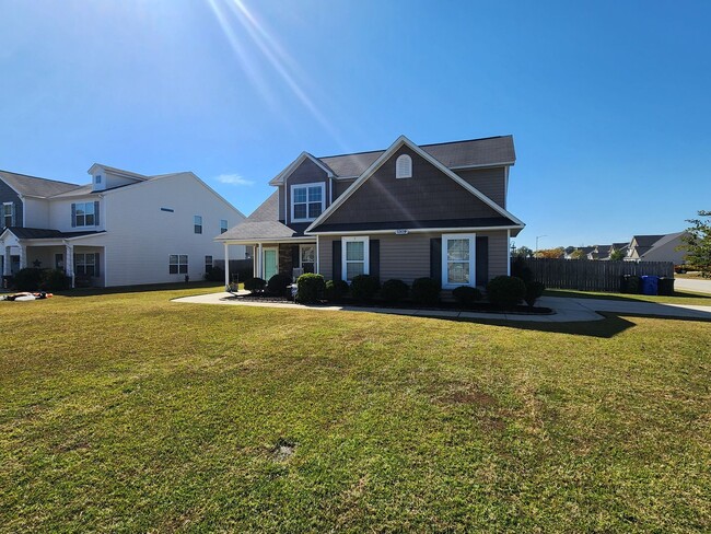 Building Photo - Fabulous 3 bed 2.5 bath home In Cape Fear ...