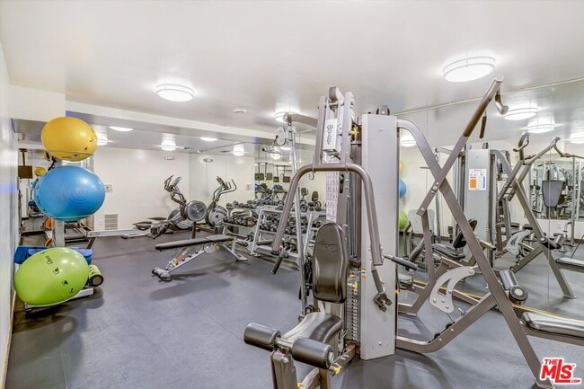 Building Photo - 100 S Doheny Dr